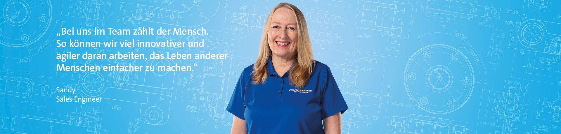 Eine in die Kamera lächelnde, blonde Frau, die ein blaues Shirt trägt und vor einem blauen Hintergrund steht. Im linken Bildteil ist ein Zitat hinterlegt.