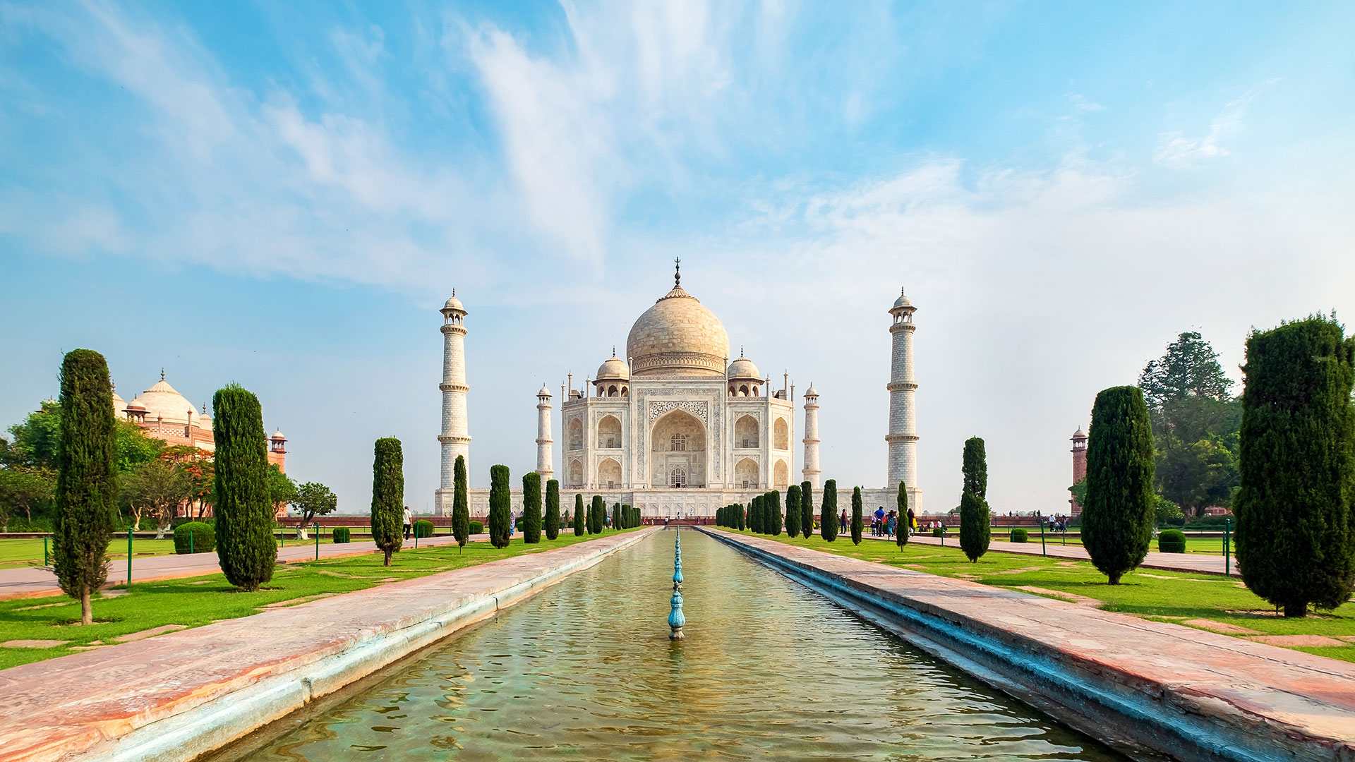 Photo showing the front of the Taj Mahal in India