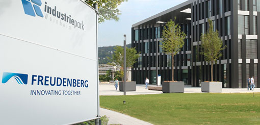 Gebäude des Hauptsitzes eines Unternehmen mit einem Freudenberg Logo