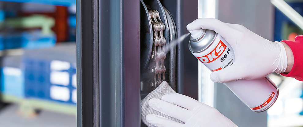 Application of an aerosol can OKS product on a chain