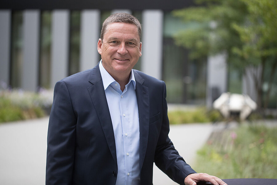 Portrait photo of Claus Möhlenkamp, Deputy CEO of the Freudenberg Group