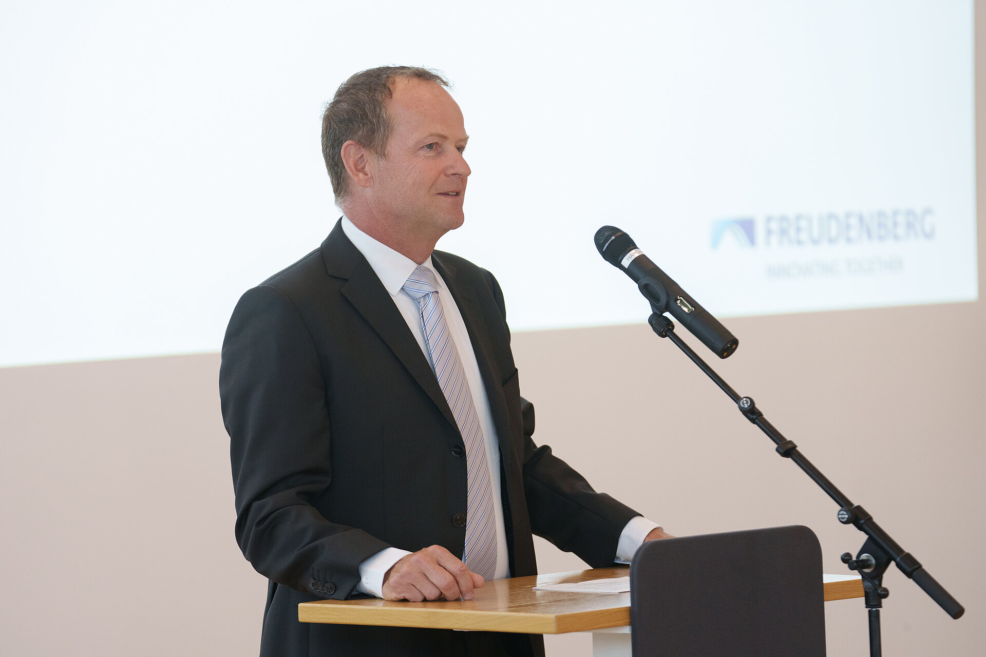 Dr. Frank Heislitz, CTO der Freudenberg-Gruppe, bei der Begrüßung des neuen Ausbildungsjahrgangs. 