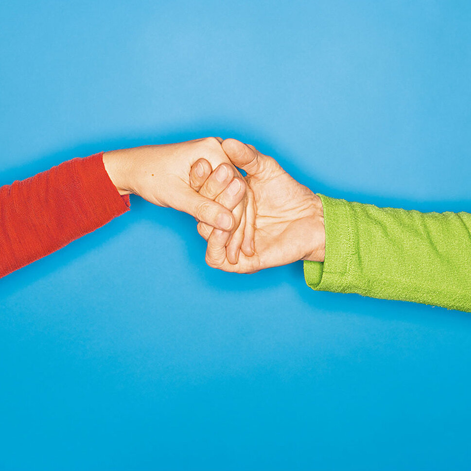 Foto zeigt zwei Hände, die sich die Hand geben