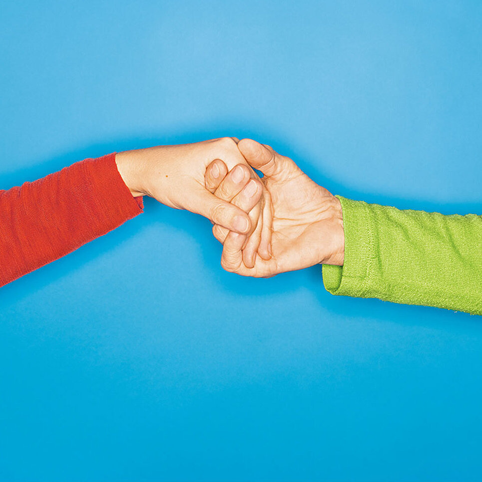 Erfahren Sie mehr über die Familientraditionen bei Freudenberg Foto zeigt zwei Hände, die sich die Hand geben