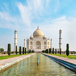 Photo showing the front of the Taj Mahal in India
