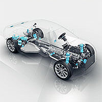 3D-Modell eines Autos, indem bestimmte Teile des Motors hellblau hervorgehoben sind.