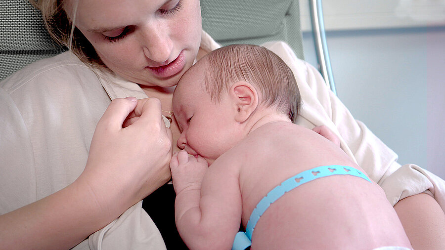 Being cable-free, the innovative Bambi belt allows parents to remove their premature baby from an incubator without causing injury to their baby's skin.