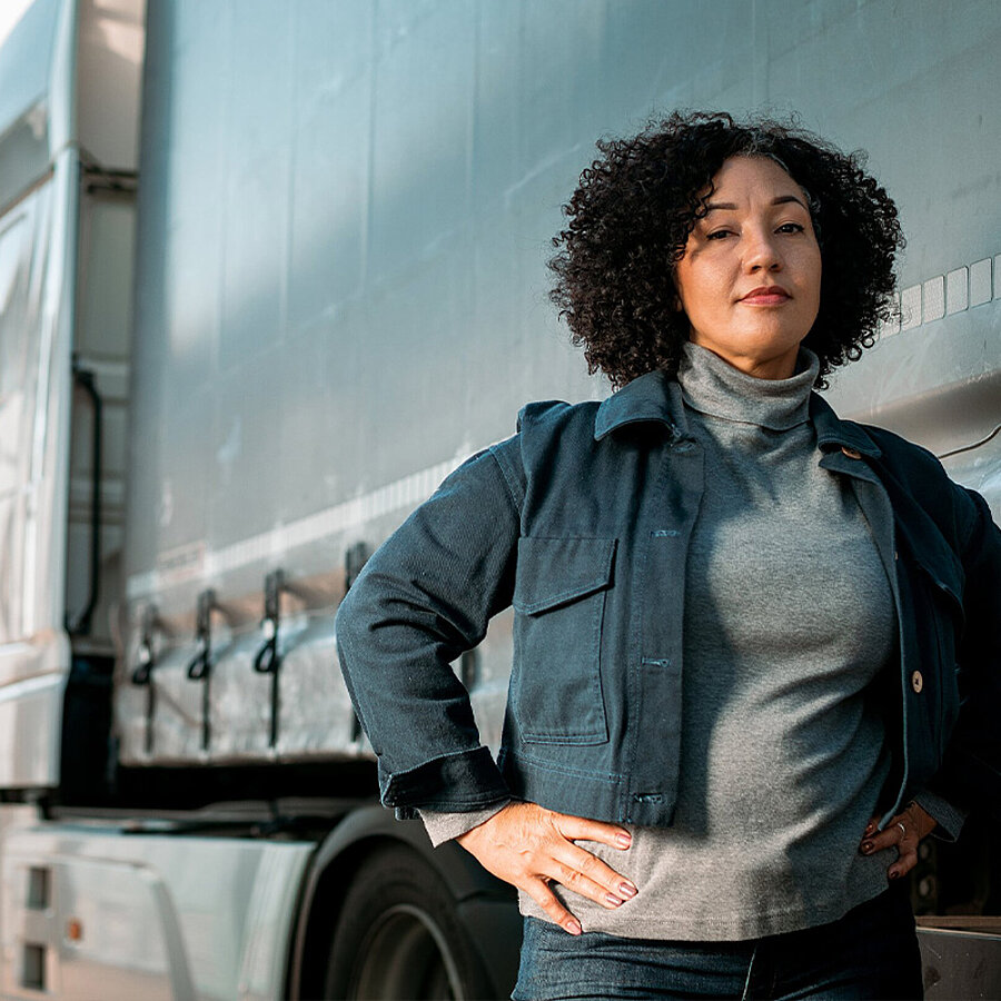 Eine Frau, die vor einem Lkw steht
