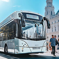 Ein Elektrobus in einer Stadt mit Fußgängern auf dem Bürgersteig