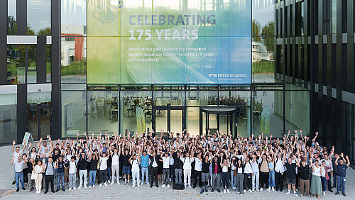 70 junge Talente starten bei Freudenberg in die Ausbildung, vorwiegend in technische Bereiche. 