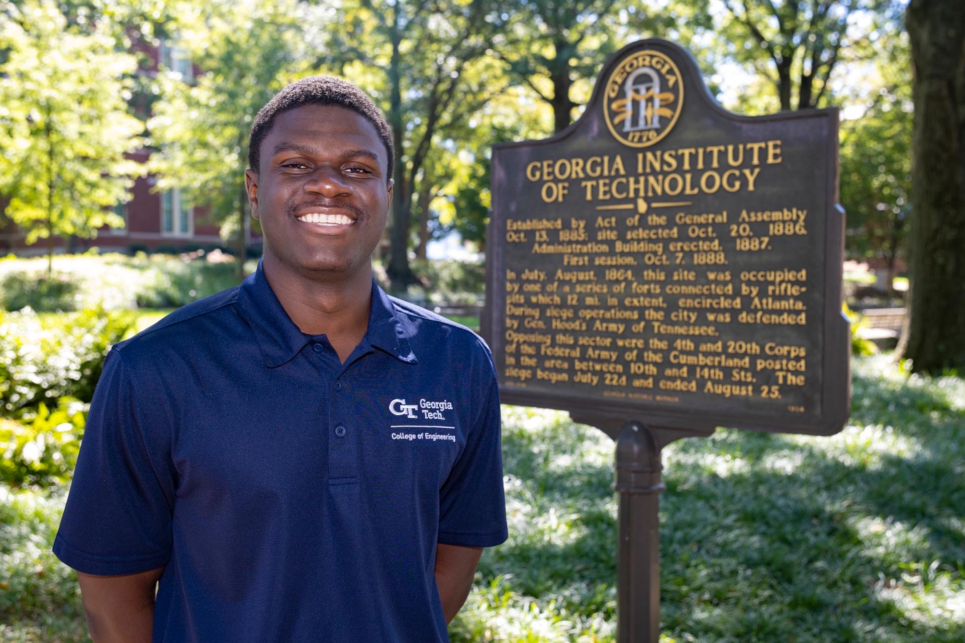 Ein schwarzer College-Student lacht in die Kamera